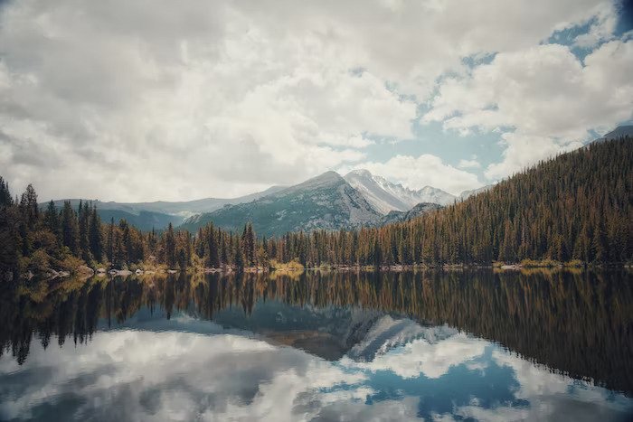 A photograph of the scenic wildnerness in Estes Park, CO