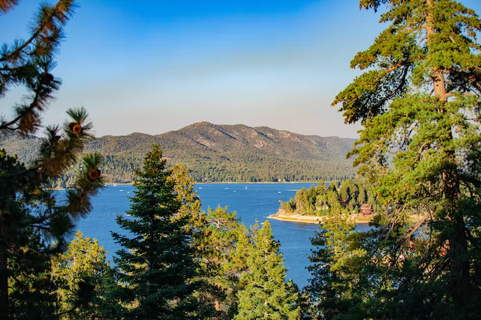 A photograph of the scenic wildnerness in Big Bear Lake, California